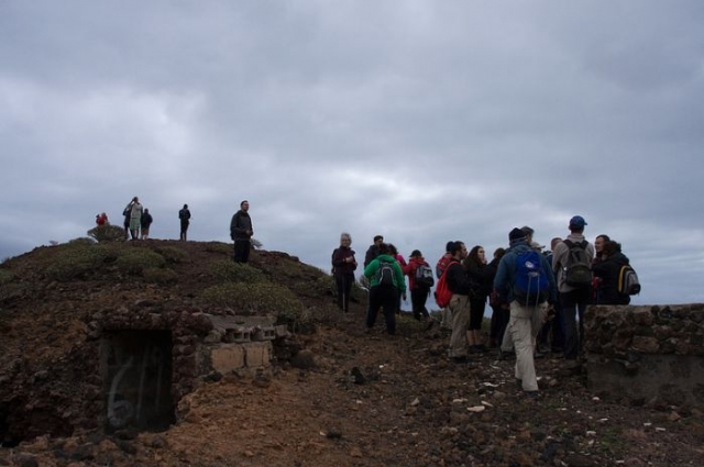 grupo de personas en la cima de una montana